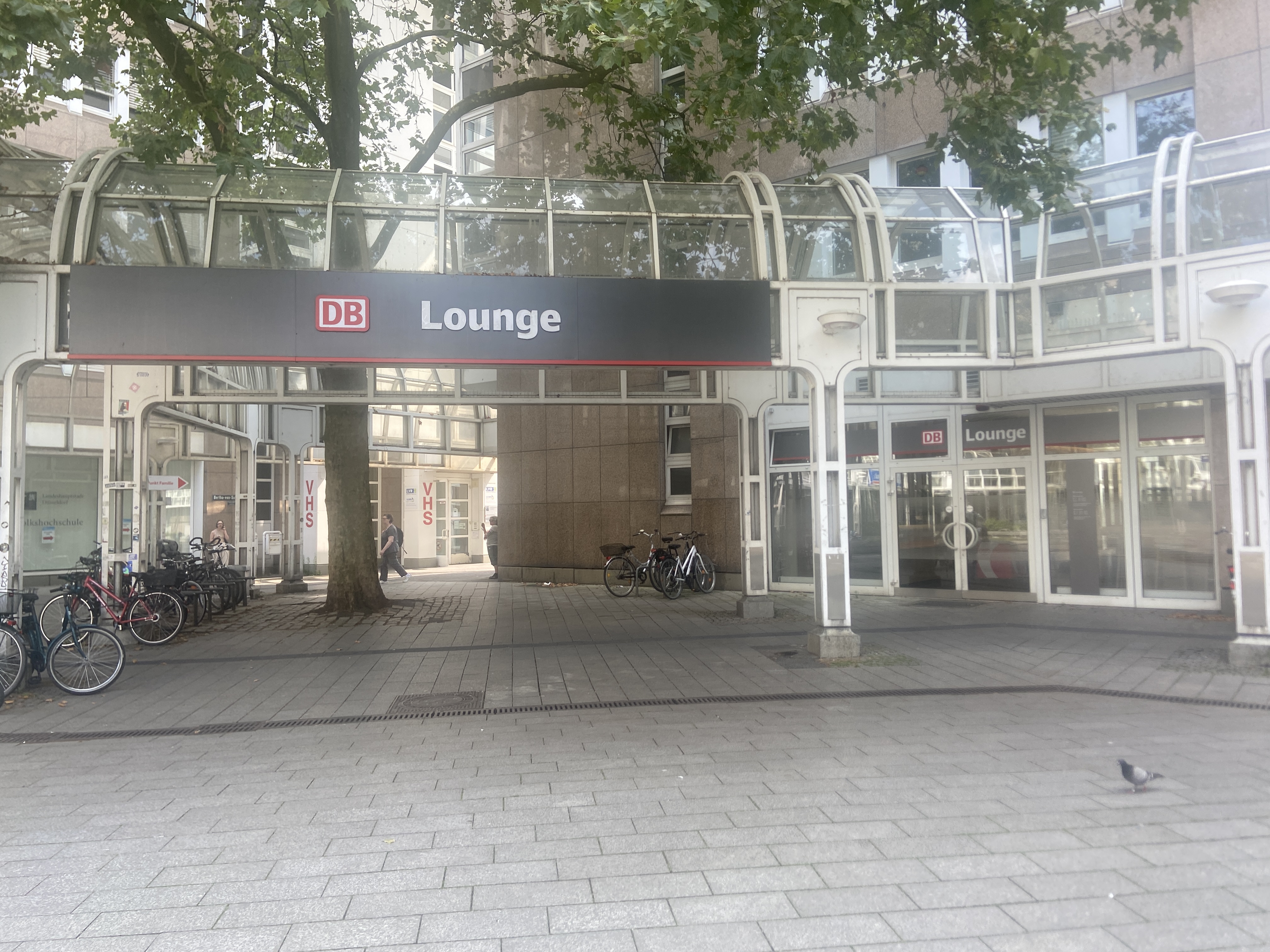 Alles über die DB Lounge in Düsseldorf: Zugang & Ausstattung