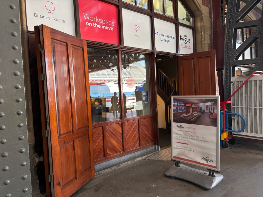 NS Lounge Amsterdam Centraal – Entspannt warten mitten im&nbsp;Trubel