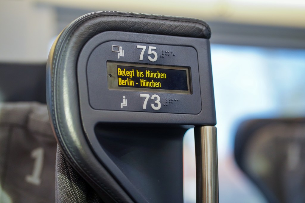 Sitzplatzreservierungen im Vergleich: Wann sie sich lohnen und wo sie besonders teuer sind