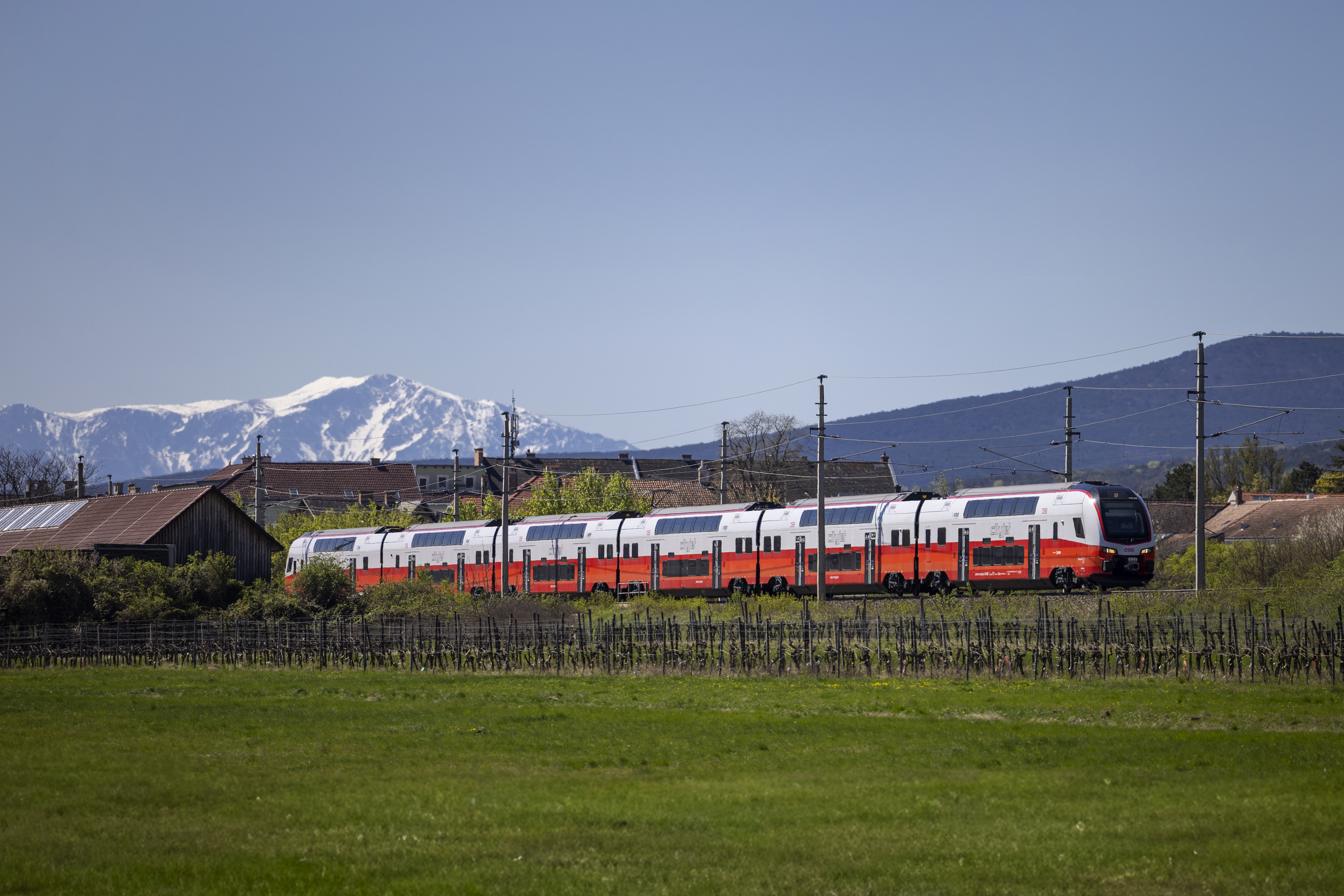 Neuer Cityjet Doppelstock in der Landschaft
