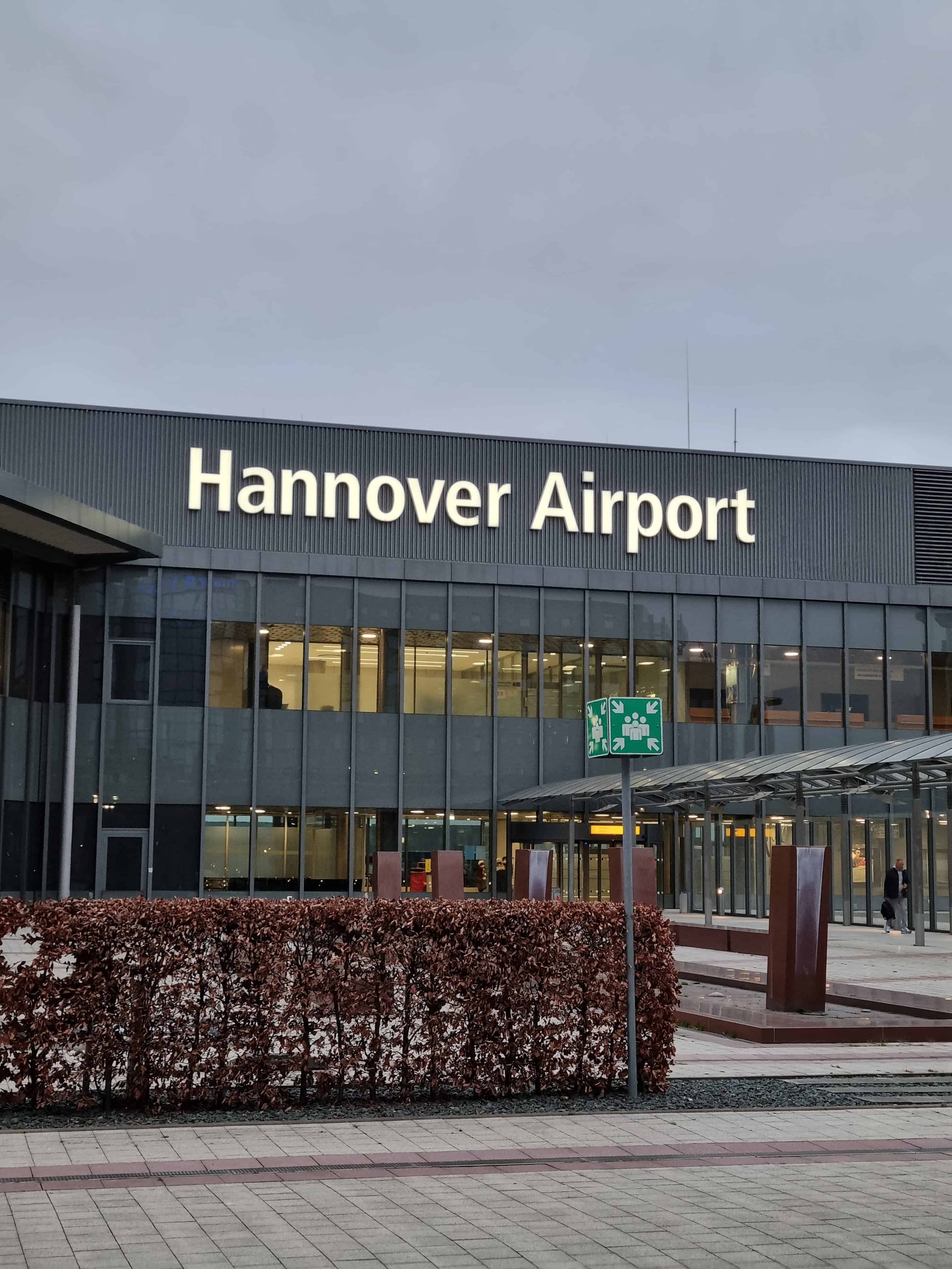 Flughafen Hannover-Langenhagen mit dem ÖPNV erreichen: Diese Linien bringen dich direkt zum Terminal
