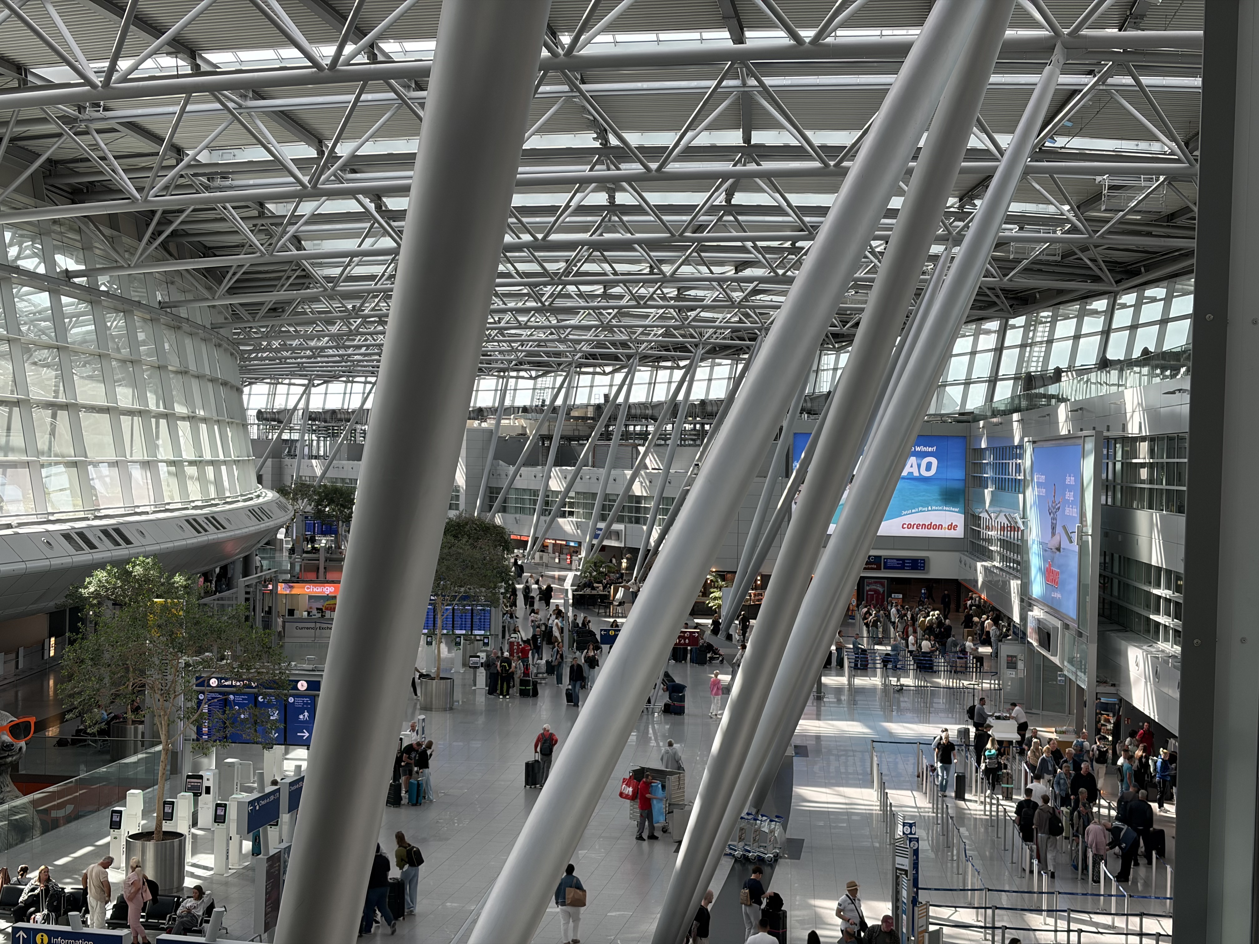 Flughafen Düsseldorf Anreise: 7 Wege mit Bus und Bahn