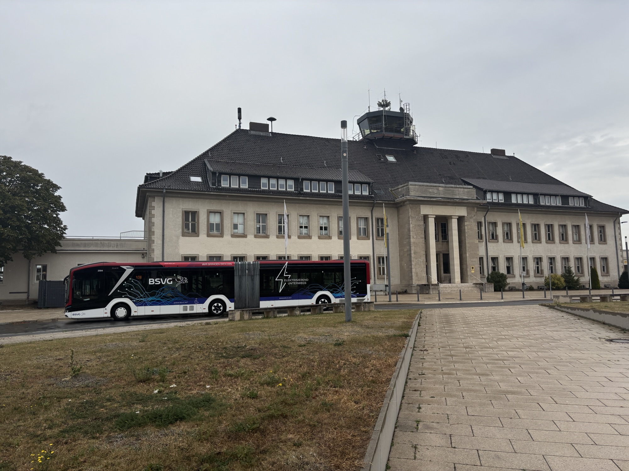 Flughafen Braunschweig-Wolfsburg mit dem ÖPNV erreichen: So kommst du mit Bus und Bahn zum Airport